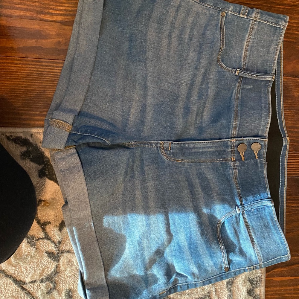 Brand new, never worn 
Apt. 9 size 16 shorts.